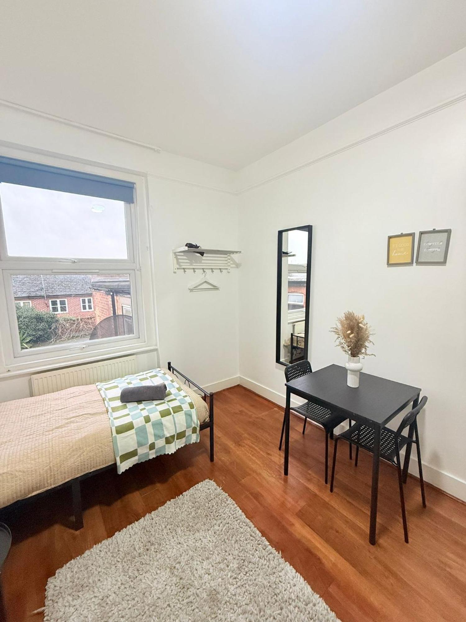 Cricklewood Broadway Guest Home Лондон Екстер'єр фото